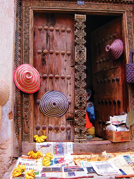 Những cánh cửa gỗ trầm buồn tạo linh hồn cho phố. Trong ảnh: cánh cửa của người Swahili.