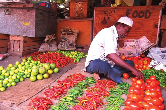 Người Mombasa yêu phố cổ như hơi thở của mình. Họ thường tụ tập đến đây để mua bán.