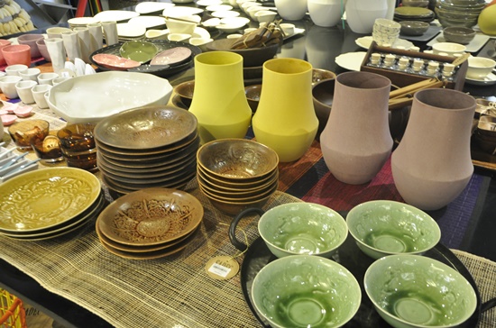 Hàng loạt sản phẩm gốm và đồ thủ công mỹ nghệ được nghệ nhân Việt Nam và nước ngoài chế tác đang được bày bán ở Sadec District trong khuôn viên 3A.