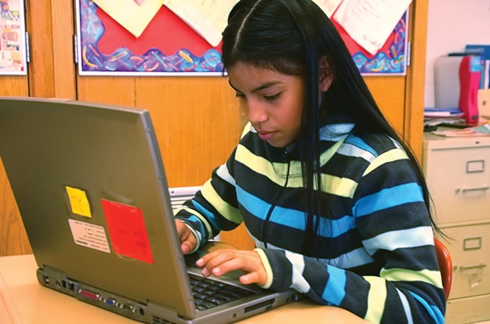 Nataly Salvador, 11 tuổi, đang viết lời thoại cho vở kịch của lớp, diễn ở trường Sunset Park hồi năm 2012.