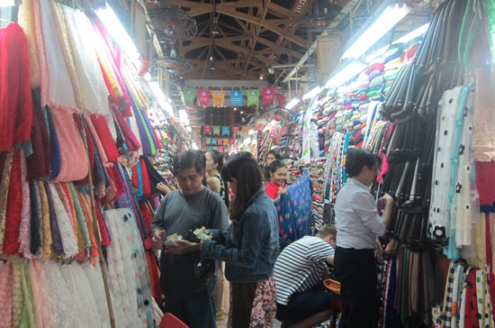 Người tiêu dùng mua sắm tại chợ Tân Định, quận 1.