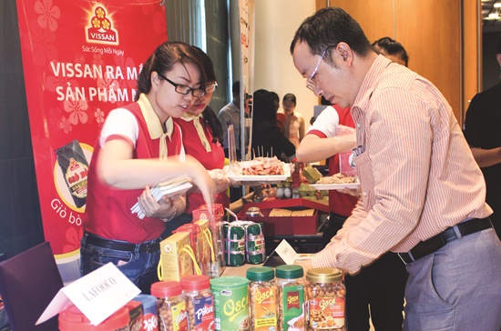 Doanh nghiệp Việt Nam tham gia trưng bày sản phẩm tại buổi ra mắt Câu lạc bộ Thị trường.  Ảnh: Thành Hoa
