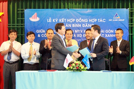 Ông Đặng Anh Tú, Tổng giám đốc Sài Gòn 5(trái) và ông Nguyễn Khánh Hưng, Phó tổng giám đốc Tập đoàn Đất Xanh tại buổi lễ ký kết hợp tác đầu tư dự án Bình Đăng