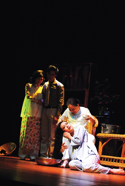 Cảnh cuối cùng trong vở kịch Nửa đời hương phấn của sân khấu Hoàng Thái Thanh.