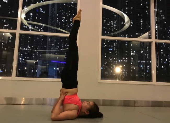 Yoga: “tư thế đứng bằng vai” giúp giảm rụng tóc và ngừa lão hóa