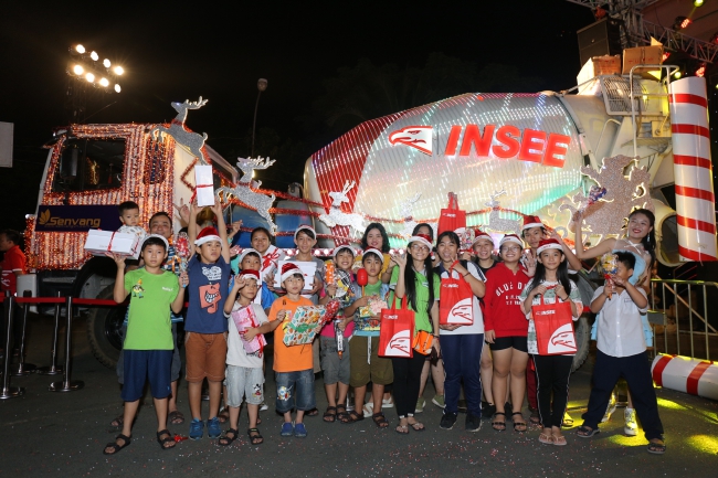 “Siêu xe tuần lộc” đem Giáng sinh đến với trẻ em “Siêu xe tuần lộc” đem Giáng sinh đến với trẻ em