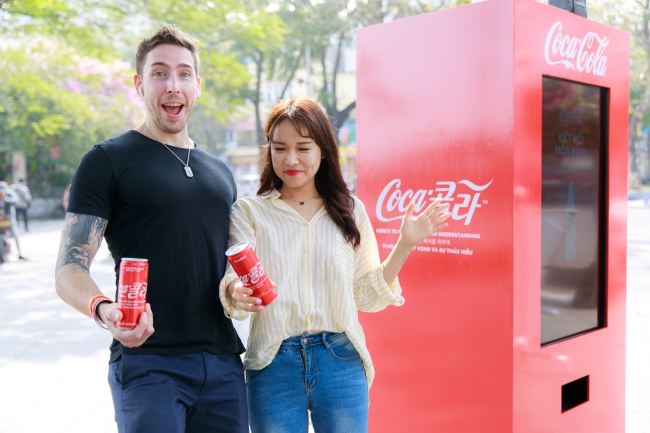 Coca-Cola tung phiên bản lon đặc biệt nhân thượng đỉnh Mỹ-Triều