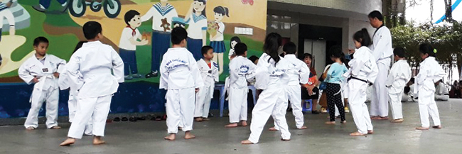 Cho nhau nao taekwondo karate khac vs lop hoc