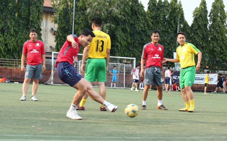 Tứ kết bảng Doanh nhân giải Bóng đá Cúp Thắng Lợi: Hai cầu thủ số 7 tỏa sáng