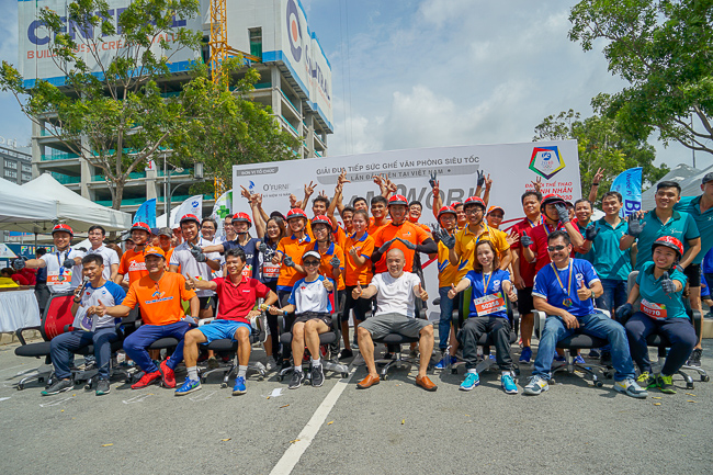 Hào hứng giải đua tiếp sức ghế văn phòng