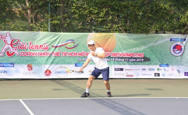 140 doanh nhân trẻ cùng tranh tài trên sân tennis
