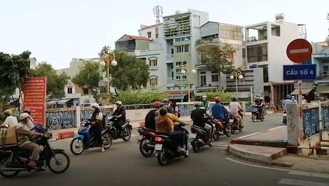 Người tham gia giao thông công khai đi vào đường cấm bất chấp biển báo