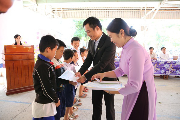 15 năm chắp cánh học trò nghèo của học bổng Cô Giáo Nhế