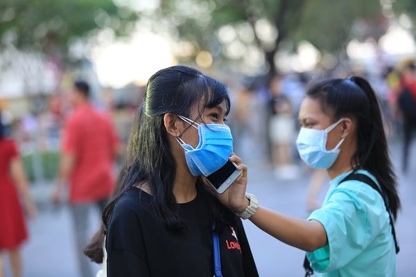 Khẩu trang hút hàng trước nỗi sợ nhiễm virus nCoV