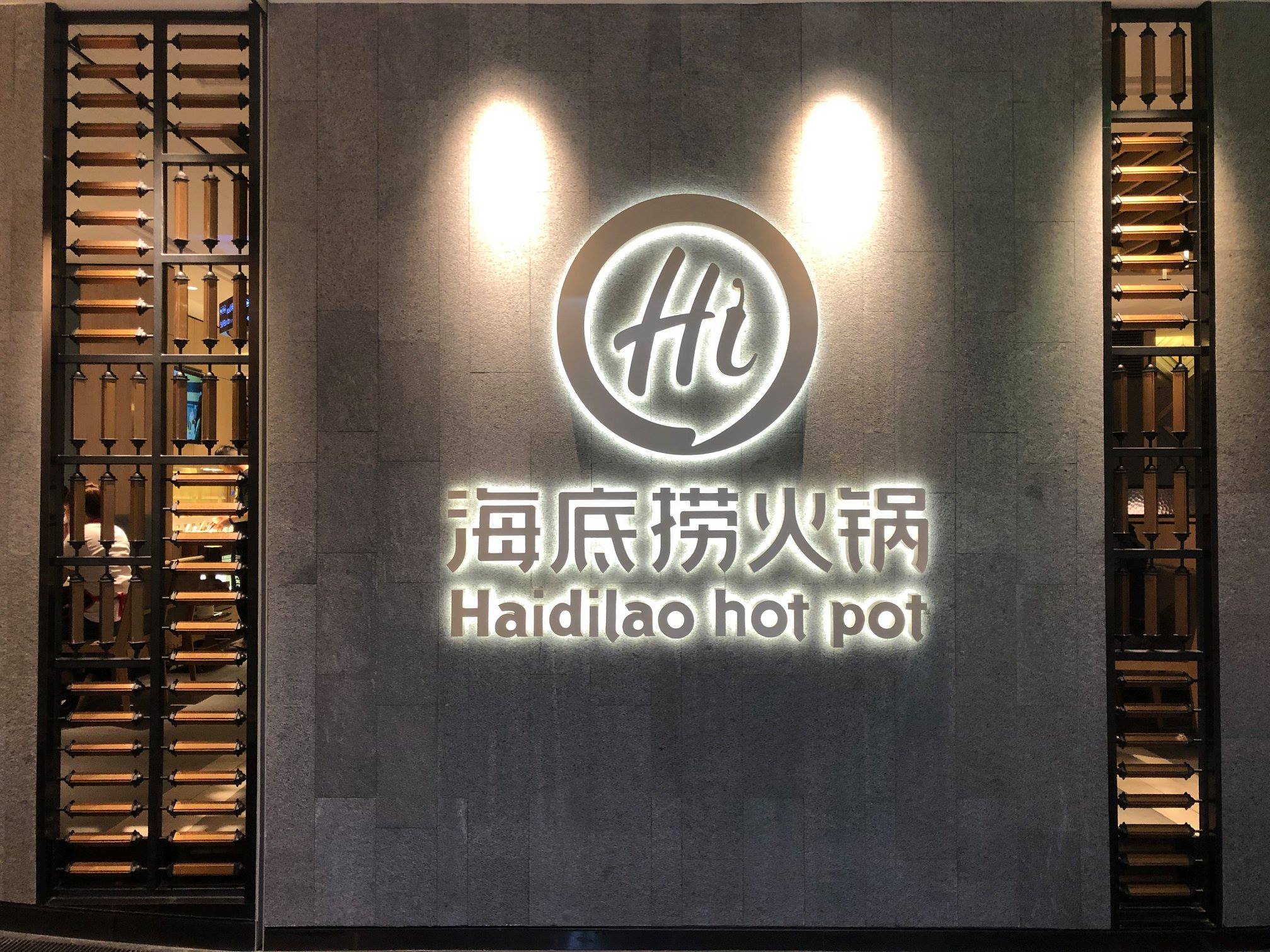 Đến nhà hàng để được… làm móng, in ảnh, đánh giày da miễn phí 1 56711062 285228282425646 1842100267684724736 o