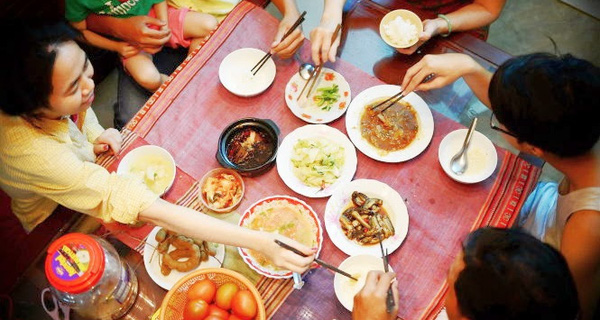 Đã đến lúc bỏ thói quen “dùng chung” trên bàn ăn
