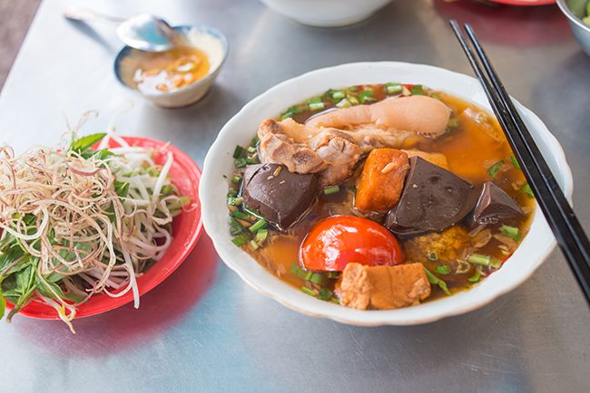 Trưa nay ăn gì: Bún riêu cua đồng – thanh mát lại được ăn nhiều rau