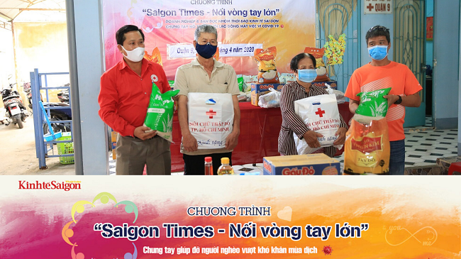 “Saigon Times – Nối vòng tay lớn” trao 500 phần quà cho bà con khó khăn mùa dịch Covid-19