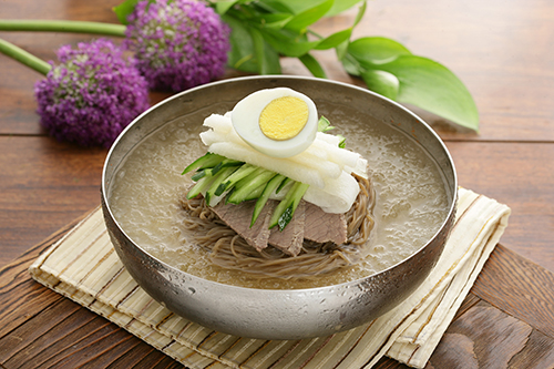 Trưa nay ăn gì: lạ miệng mì lạnh Hàn Quốc cho ngày oi bức