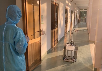 Bệnh viện dã chiến Củ Chi có robot đảm nhiệm việc phun thuốc khử khuẩn Bệnh viện dã chiến Củ Chi có robot đảm nhiệm việc phun thuốc khử khuẩn
