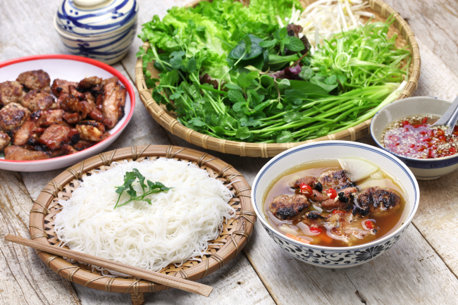 Trưa nay ăn gì thưởng thức bún chả món ăn dân dã lâu đời tinh hoa đất hà thành sài gòn tiếp thị