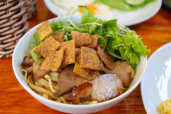 Trưa nay ăn gì: mì cao lầu Hội An – niềm tự hào của ẩm thực phố cổ - Sài  Gòn Tiếp Thị