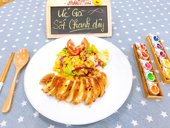Món ngon lành mạnh: giảm cân ngon miệng với ức gà sốt chanh dây ăn kèm salad