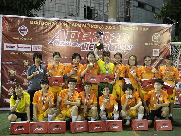 Đội Sunshine đoạt cúp vô địch Giải bóng đá APG Tournament dành cho nữ văn phòng