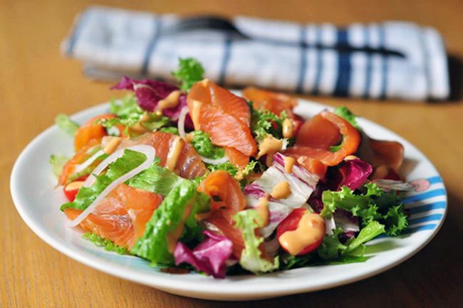 Trưa nay ăn gì: salad cá hồi thanh đạm mà vẫn dinh dưỡng