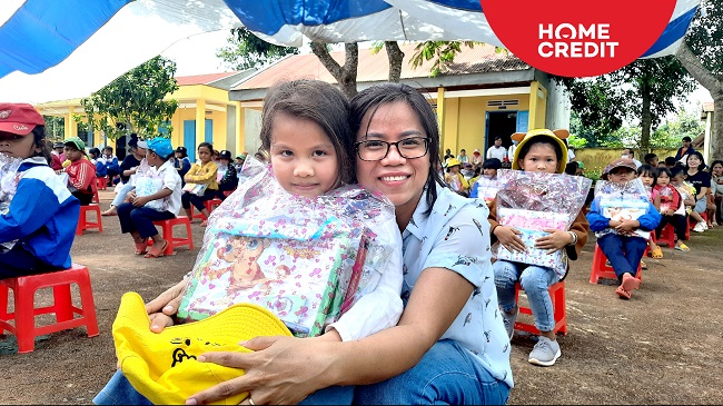 Home Credit Việt Nam tặng quà cho học sinh Buôn Hồ trong năm học mới