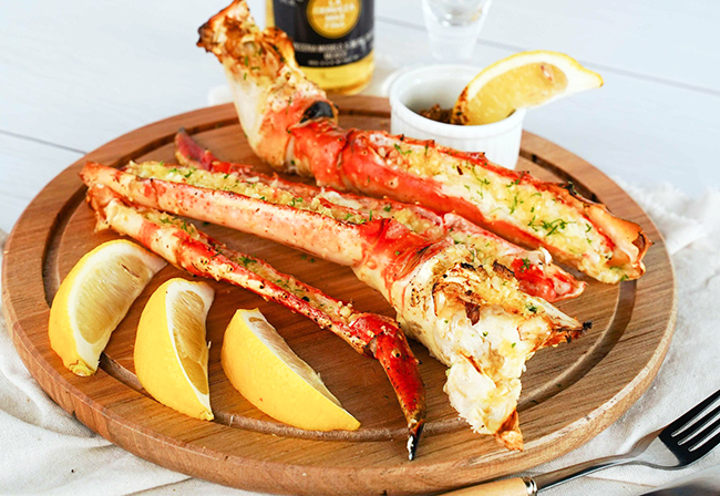 Trưa nay ăn gì: ngày lễ thưởng thức cua hoàng đế sốt bơ tỏi đắt đỏ Trưa nay ăn gì: ngày lễ thưởng thức cua hoàng đế sốt bơ tỏi đắt đỏ