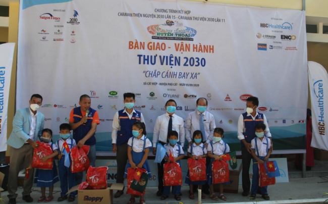 Chương trình Caravan Cung Đường Huyền Thoại bàn giao Thư viện 2030 cho học sinh Bình Định