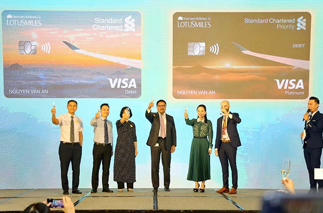 Vietnam Airlines và Standard Chartered phát hành thẻ liên kết