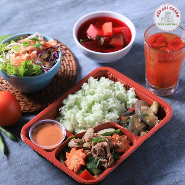 Trưa nay ăn gì: Cơm bò xào ngũ sắc hấp dẫn cho ngày thứ Tư