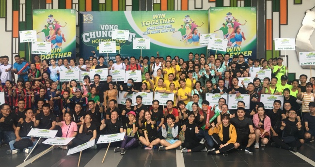 FE CREDIT đóng góp 100 triệu đồng vào chương trình “Nối vòng tay lớn” của Thời báo Kinh tế Sài Gòn