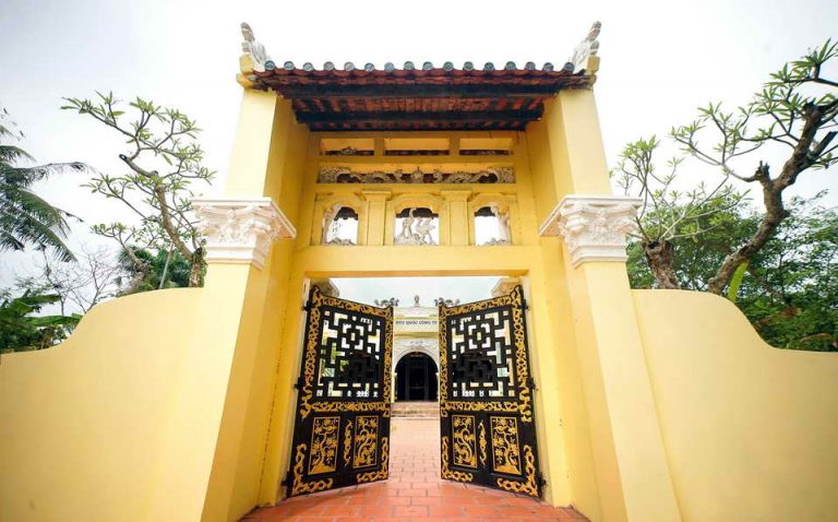 Ly kỳ tấm bia khắc tên đại úy Barbé trong di tích lăng Hoàng Gia ở Gò Công