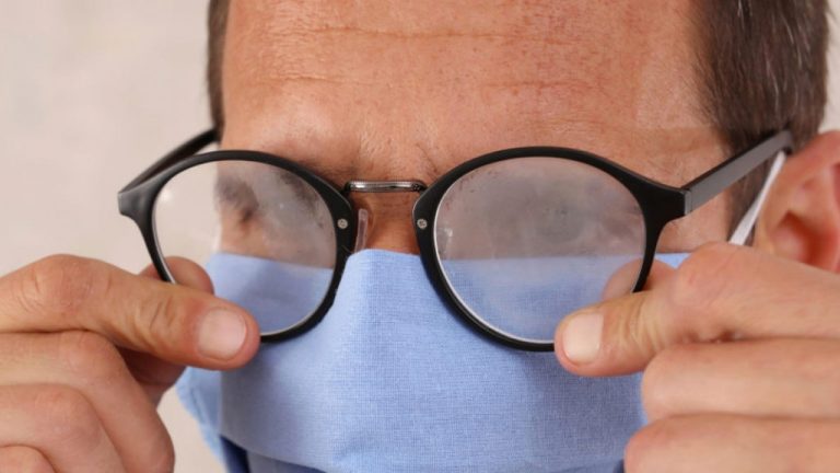 Mẹo nhỏ giúp kính không bị hơi nước khi mang khẩu trang