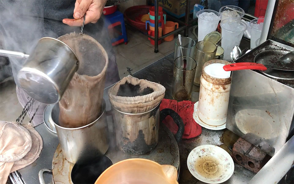 Cà phê vợt Sài Gòn, nét xưa cũ thu hút người trẻ - Sài Gòn Tiếp Thị