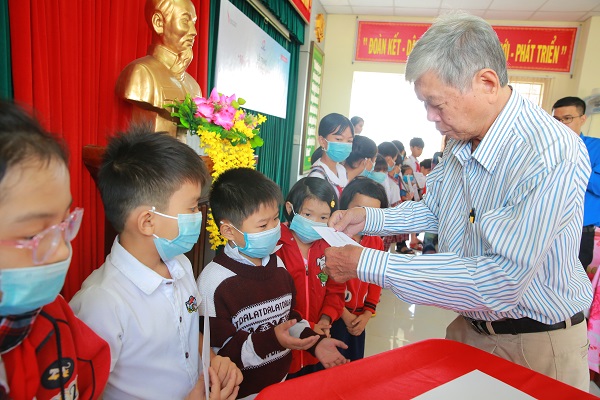 STF-Agribank trao 100 suất học bổng cho học sinh tỉnh Long An