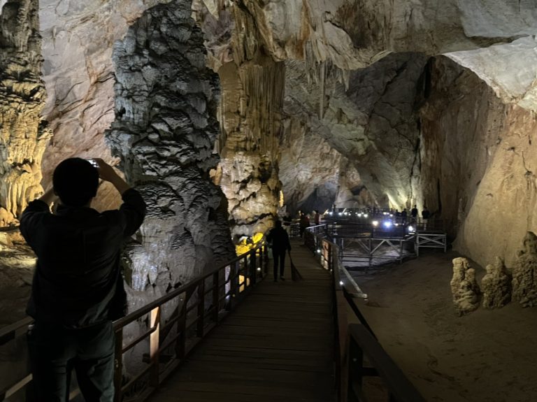 Mở cửa đón khách trở lại tham quan, động Thiên Đường giảm 20% giá vé