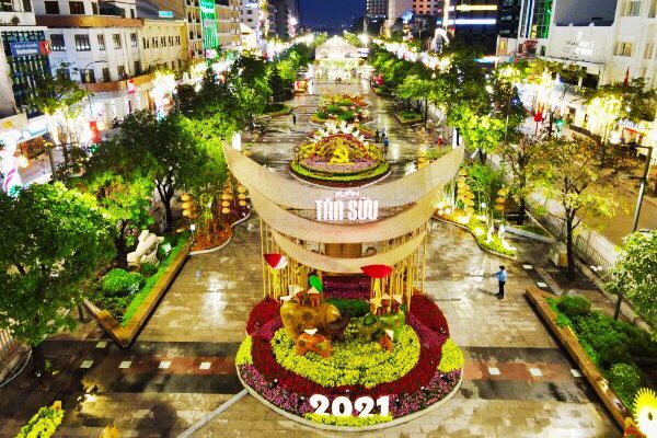 Tất bật dọn dẹp sau khi đóng cửa đường hoa Nguyễn Huệ Tân Sửu 2021 Tất bật dọn dẹp sau khi đóng cửa đường hoa Nguyễn Huệ Tân Sửu 2021