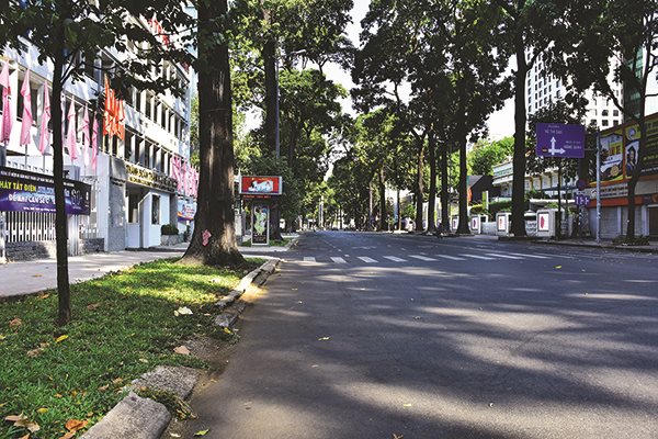 Đường phố Sài Gòn vắng tênh những ngày giãn cách xã hội. Ảnh: N.K