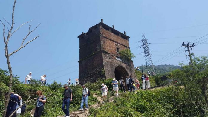 Hải Vân Quan nhìn từ dưới lên