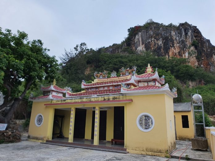 Nhà thờ tổ nghiệp nghề đá dưới chân hòn Mộc