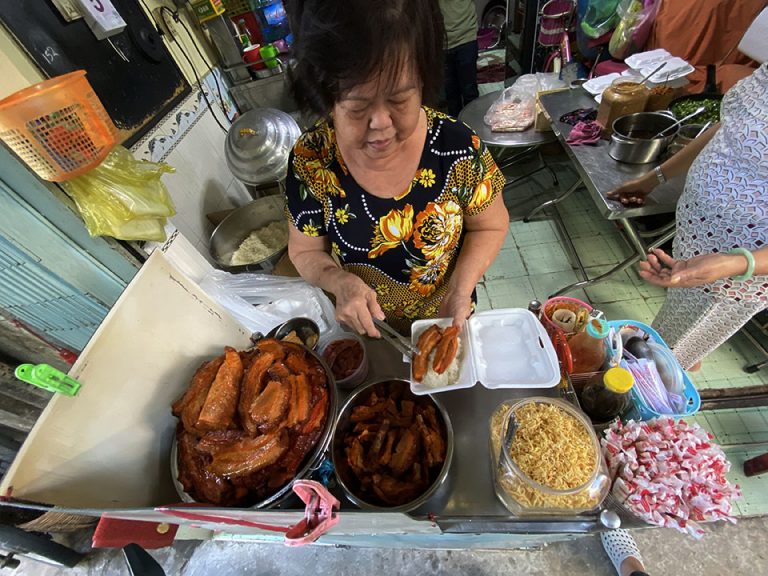 Thưởng thức món xôi khâu nhục tại cửa hàng bán xôi hơn 100 tuổi