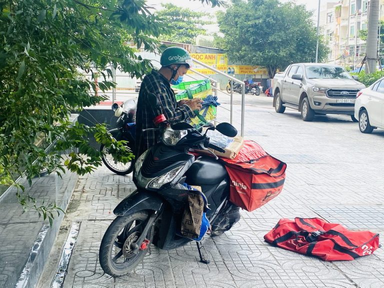 Ứng dụng, dịch vụ giao hàng bằng xe máy vẫn được hoạt động Ứng dụng, dịch vụ giao hàng bằng xe máy vẫn được hoạt động