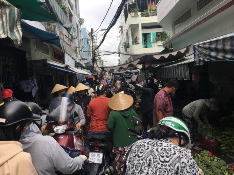 TPHCM: Bất chấp giãn cách xã hội, người dân vẫn chen nhau đi chợ