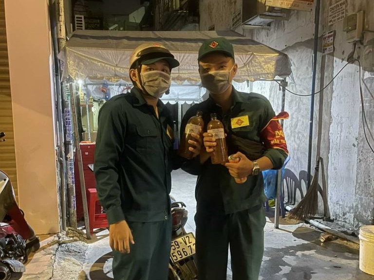 Hàng trăm ly trà tắc mỗi ngày tiếp sức chống dịch ở các điểm nóng