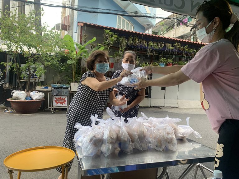 Khoảng 300 phần ăn mỗi ngày được nhóm thiện nguyện gửi đến điểm phong tỏa, người nghèo