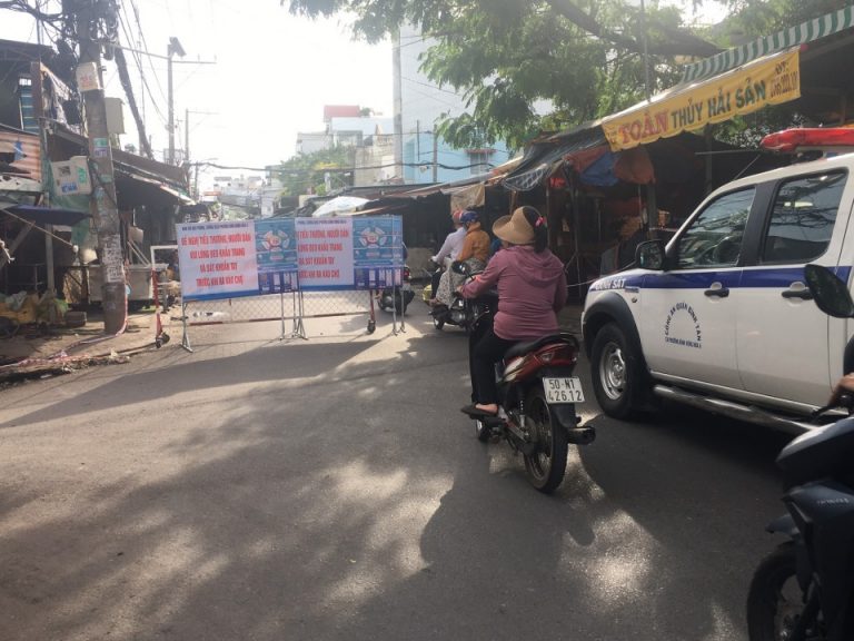 TPHCM: rào chắn và giăng dây xuất hiện ở các chợ truyền thống để phòng dịch